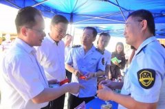 <b><b>通过现场宣传展板的展出、食药监部分法律人员</b></b>